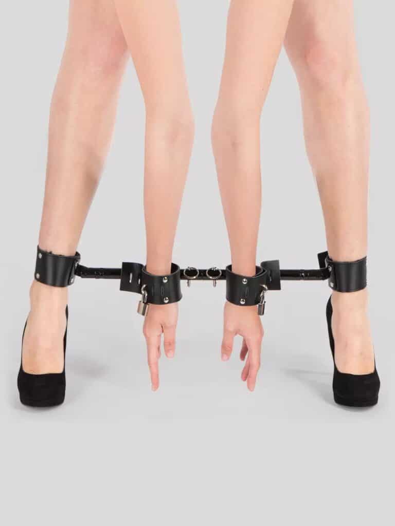 BDSM Handschellen und Spreizstangen