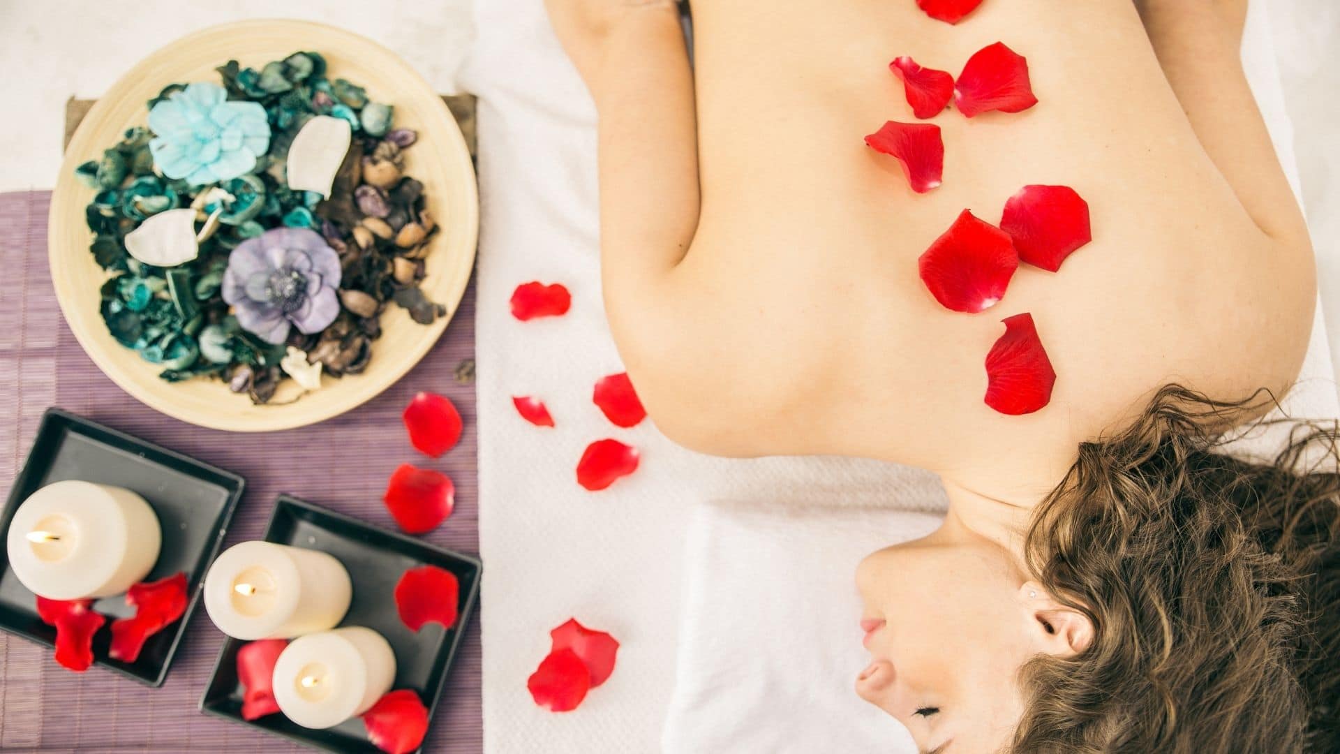 Wie du eine erotische Massage gibst, bei der dein Partner um mehr betteln wird