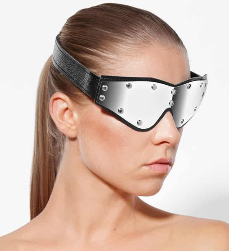 Augenmaske mit Metallelement